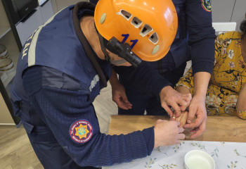 Сақинасын шеше алмаған жас келіншек құтқарушылардан көмек сұрады