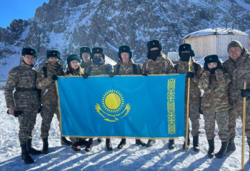 Алматылық оқушылар Тәуелсіздік күніне орай шыңға шықты