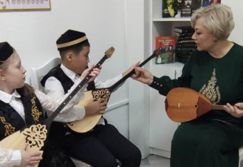 Екібастұзда этнос өкілі оқушыларға музыка арқылы қазақ тілін үйретіп жүр