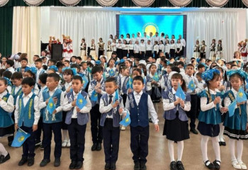 «Мен қазақпын»: Астанада бір сәтте 700 оқушы патриоттық әнді шырқады