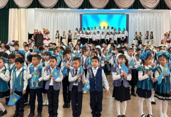 «Мен қазақпын»: в Астане 700 школьников исполнили патриотическую песню