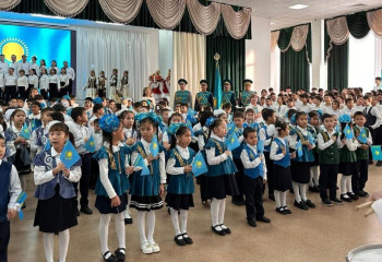 Новый челлендж: посвященную флагу Казахстана песню исполнили столичные школьники