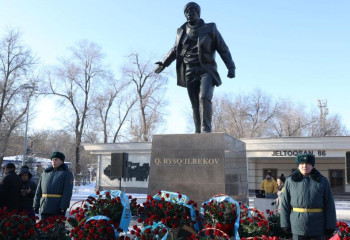 В Таразе состоялась торжественная церемония возложения цветов к монументу «Тәуелсіздік»