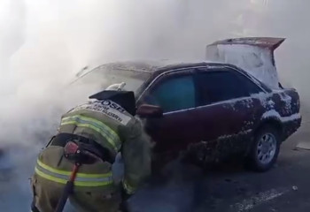 Моторный отсек авто загорелся на дороге