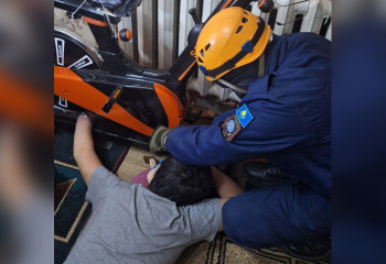 Спасатели МЧС пришли на помощь к ребенку