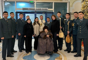 Алматыда әскери қызметшілер Бибігүл Төлегенованы мерейтойымен құттықтады