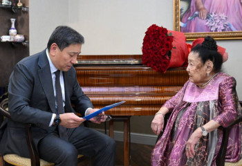 Касым-Жомарт Токаев поздравил Бибигуль Тулегенову с 95-летием