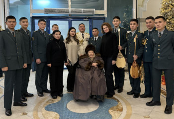 Военные Алматы поздравили Бибигуль Тулегенову с 95-летием