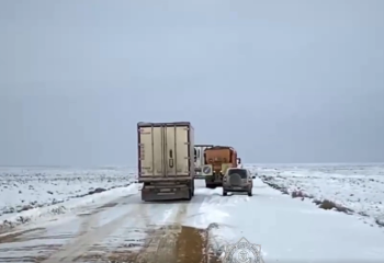 Маңғыстауда 29 жүк көлігі қар құрсауынан құтқарылды