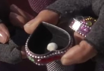 Редкую жемчужину обнаружила женщина в своей еде из морепродуктов