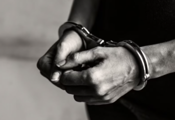 16 жастағы жасөспірім бүкіл отбасын қырып салды