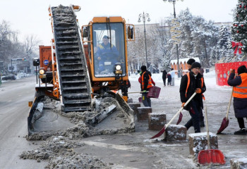 Коммунальные службы Алматы ликвидируют последствия рекордного снегопада