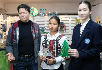 «Таза Қазақстан»: Балалар пластикалық қалдықтардан жаңа жылдық шырша жасайды