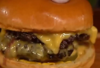 Американский ресторан готовит бургеры на столетнем масле