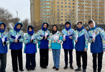 Елордада еріктілер тұрғындарға бауырсақ пен ыстық шай ұсынды