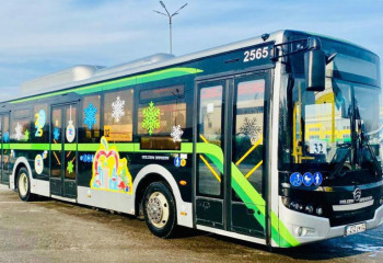 Алматыда қоғамдық көліктер безендірілді