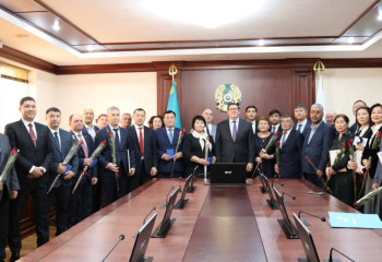 Министр энергетики поздравил работников отрасли с профессиональным праздником