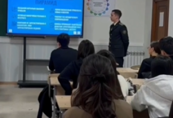 Заң мен тәртіп: Қаржылық мониторинг агенттігінің қызметкерлері студенттермен кездесті