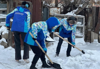 «Таза Қазақстан»: еріктілер қарт тұрғындардың ауласының қарын күреді