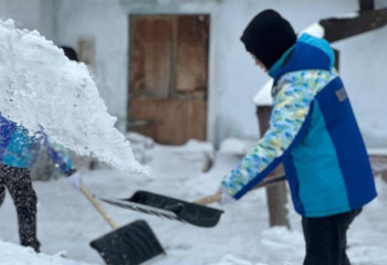 «Таза Казахстан»: волонтеры убрали снег во дворе дома престарелых