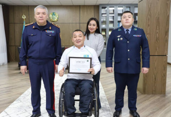 Полицияға көмектесіп жүрген мүмкіндігі шектеулі азамат марапатталды