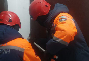 Елордада 3 жасар бала пәтерде қамалып қалды