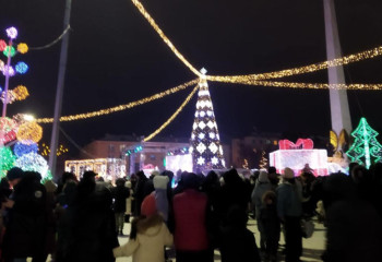 Новогодние огни зажгли на главной елке Караганды