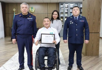 Волонтер года: мужчина с инвалидностью охраняет порядок вместе с полицией Атырауской области