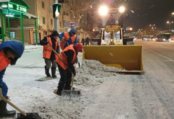 Свыше трехсот коммунальщиков Астаны вышли на уборку снега в ночь