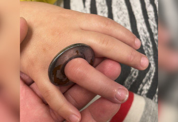 Шайба детям не игрушка: в Атырау спасатели МЧС помогли пятилетнему малышу