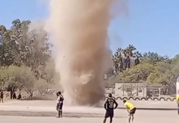 Торнадо прервал футбольный матч в Египте