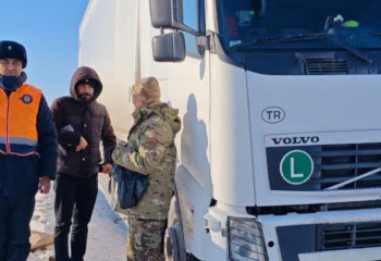 ТЖМ құтқарушылары жолда қалған шетелдікке көмектесті