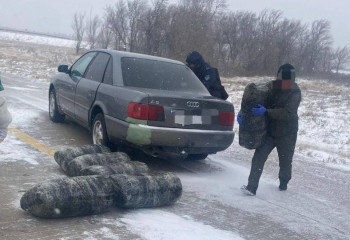 Наркокурьеров с крупной партией марихуаны задержали в Карагандинской области