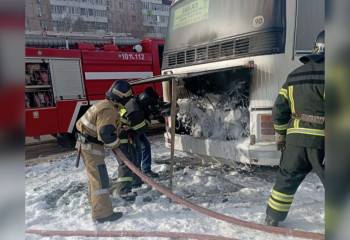 Спасатели МЧС Казахстана потушили горящий автобус