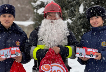 Пожарный Дед Мороз подарил детям радость