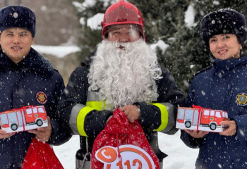 Өрт сөндіруші Аяз ата балаларға қуаныш сыйлады