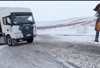 Қарағандыда қалың қардан жүк көлігі жолдың шетіне шығып кеткен