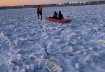 Қонаевта мұз үстінде сырғанап жүрген екі бала құтқарылды