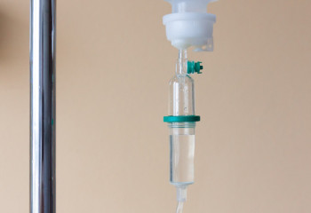 Шырша орнатамын деп құлаған мұғалімнің жағдайы туралы айтылды