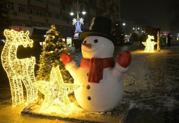 Алматинский Арбат встречает Новый год: уют, огни и праздничное настроение