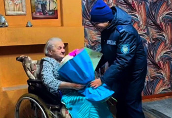 101-летней жительнице области Абай вручили обновленное удостоверение личности