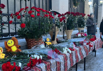 Астаналықтар Қазақстандағы Әзербайжан елшілігіне гүл шоқтарын қойып жатыр