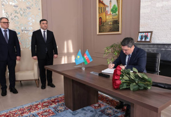 Олжас Бектенов Астанадағы Әзербайжан елшілігінің көңіл айту кітабына жазба қалдырды