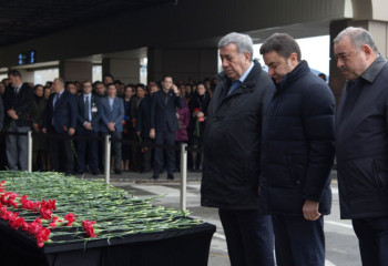 Ұшақ апаты: Баку әуежайында қайтыс болғандарға арналған стенд қойылды