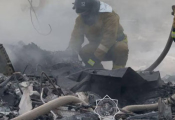 «Ақтық демі үзілгенше адамдарды сабырға шақырды». Аман қалған жолаушы бортсерік туралы айтты