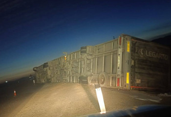 Алматы-Өскемен тас жолында желден жүк көлігі аударылып қалды