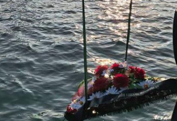 Маңғыстау облысында ұшақ апатынан қаза тапқандар құрметіне Каспий теңізіне гүл шоқтары жіберілді