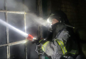 Пожарные в Семее предотвратили взрыв и спасли жилой дом от огня