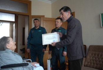 Алматыда әскери қызметшілер майданға оқушы болып аттанған соғыс ардагерін құттықтады