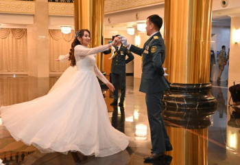 Офицерлер Шәмші әндеріне биледі